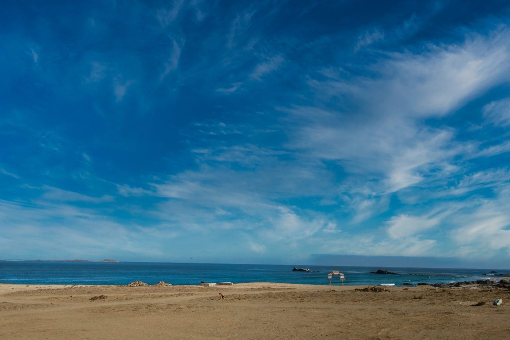 Playa de Punta de Choros bajo un cielo despejado