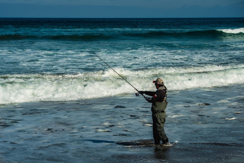 Pesca de orilla con el mar de fondo